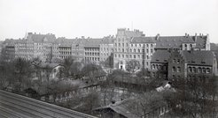 The historic Charité campus around 1907. Back then, cancer patients were housed in the flat barracks in the foreground—almost a hundred years later, the Max Planck Institute for Infection Biology was built on this site. The representative brick building in the background has been preserved to this day.